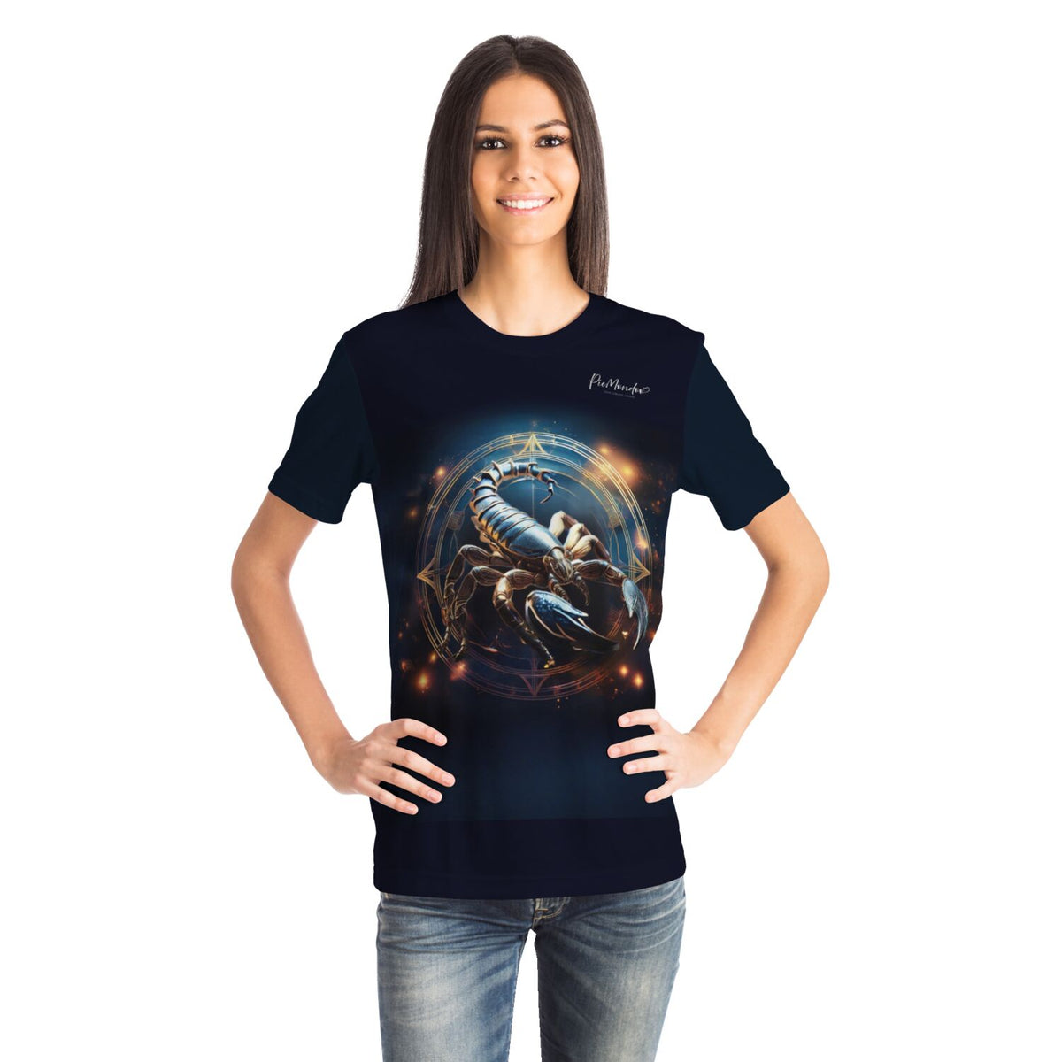 Frau trägt dunkelblaues T-Shirt mit Sternzeichen Skorpion Motiv im Diamond Painting Look und goldenen Details.