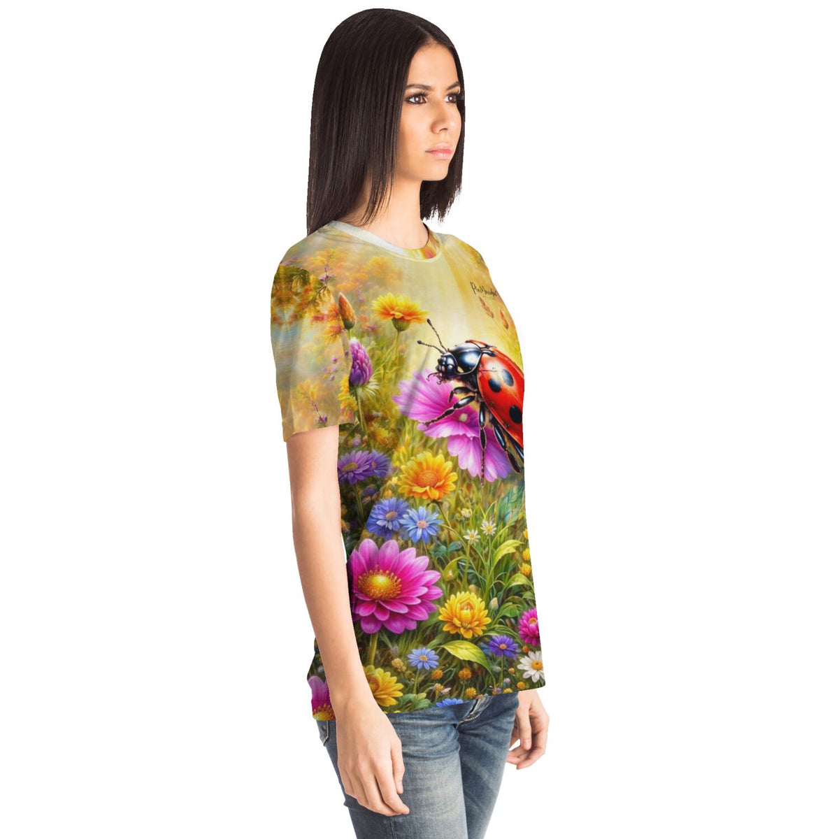 Frau trägt Dreamer T-Shirt mit Marienkäfer und Blumenmotiv im Stil von Diamond Painting und Malen nach Zahlen Designs