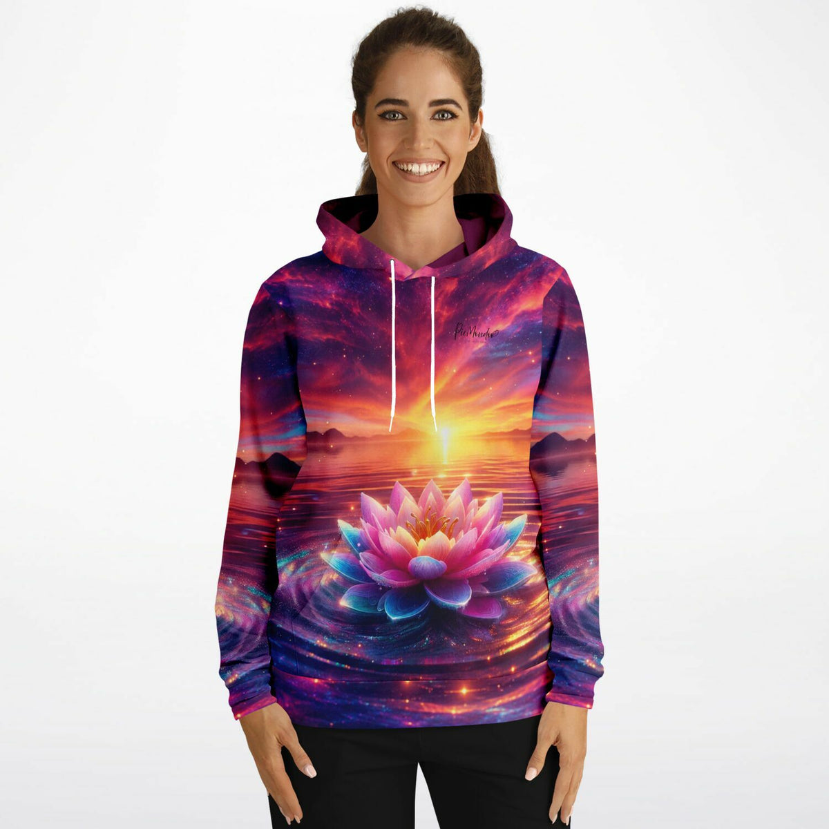 Frau trägt Dreamer Hoodie mit leuchtendem Lotus-Motiv im Stil von Diamond Painting und Malen nach Zahlen Designs