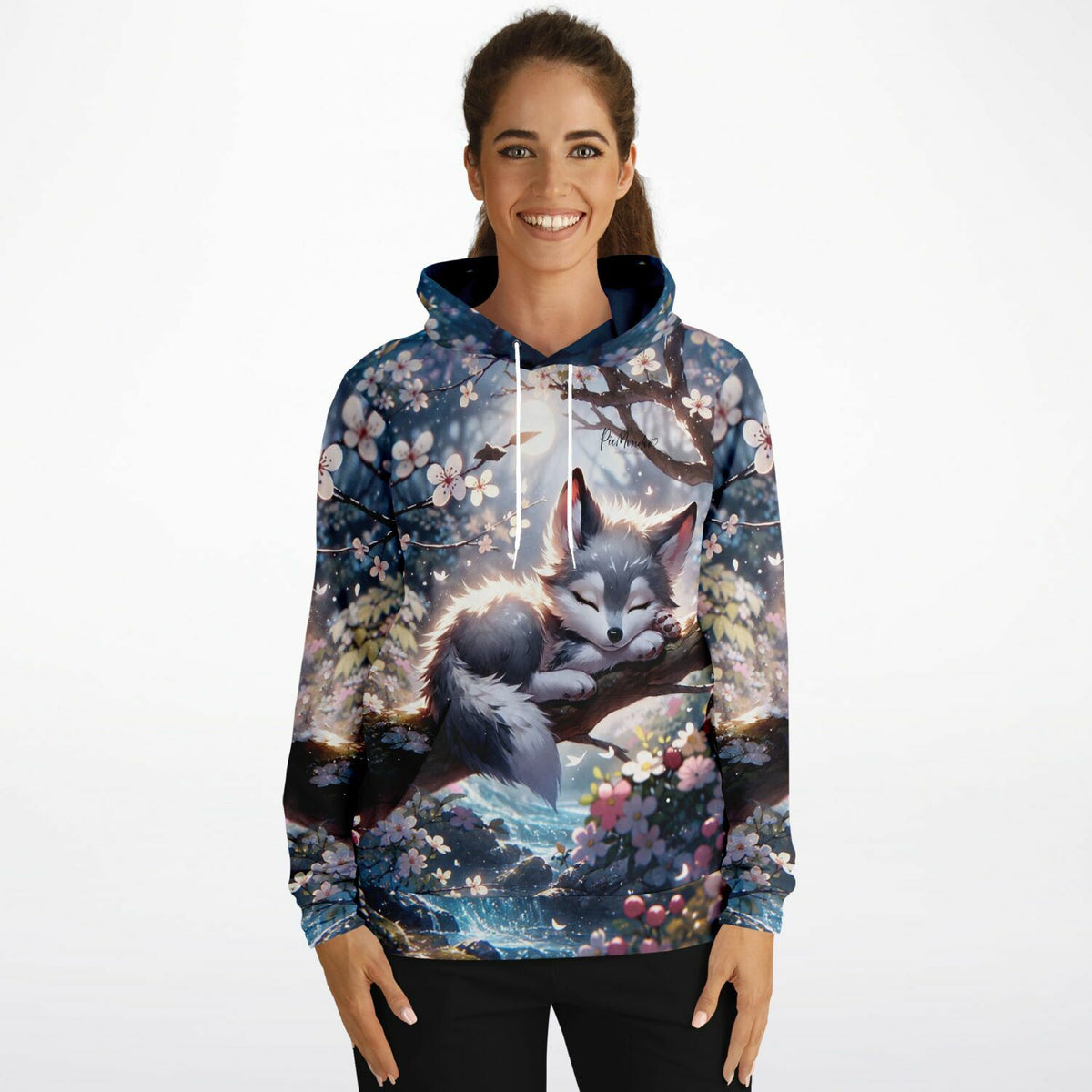 Frau trägt Dreamer Hoodie Yukis Frühling mit schlafendem Fuchs Motiv, inspiriert von Diamond Painting und Fan-Art.