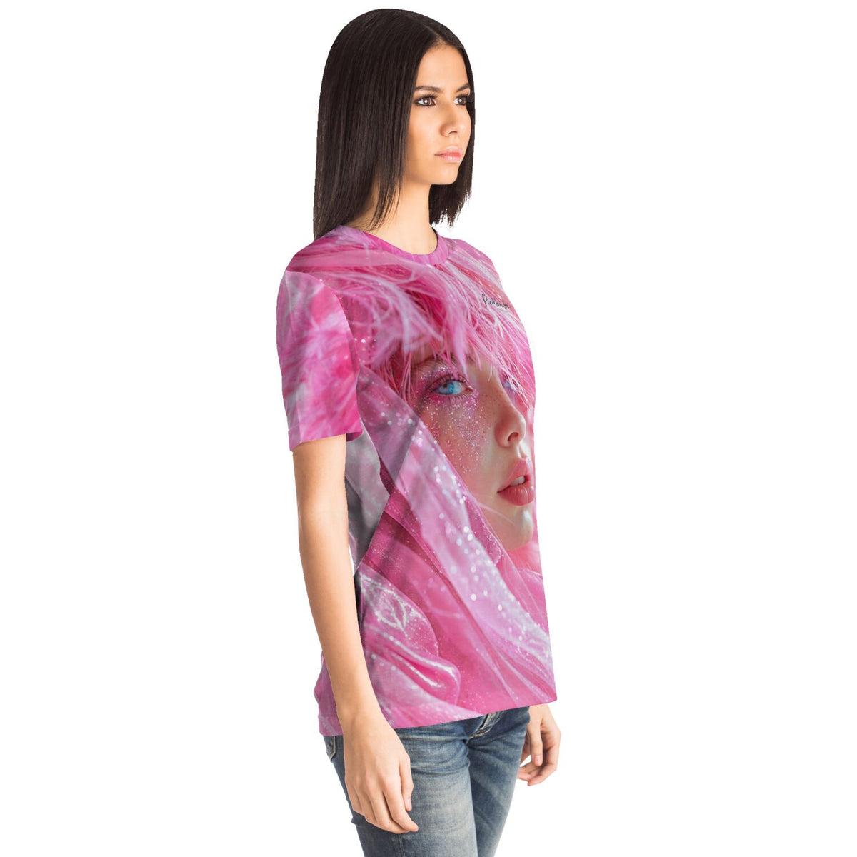 Frau trägt rosa Dreamer T-Shirt mit künstlerischem Portrait-Print, passend zum Stil kreativer Diamond Painting Motive
