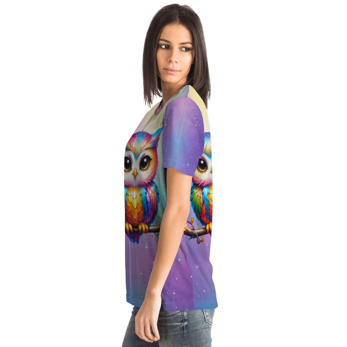 Frau trägt ein T-Shirt mit buntem Eulen-Motiv Fridolin, inspiriert von unseren Diamond Painting und Malen nach Zahlen Designs