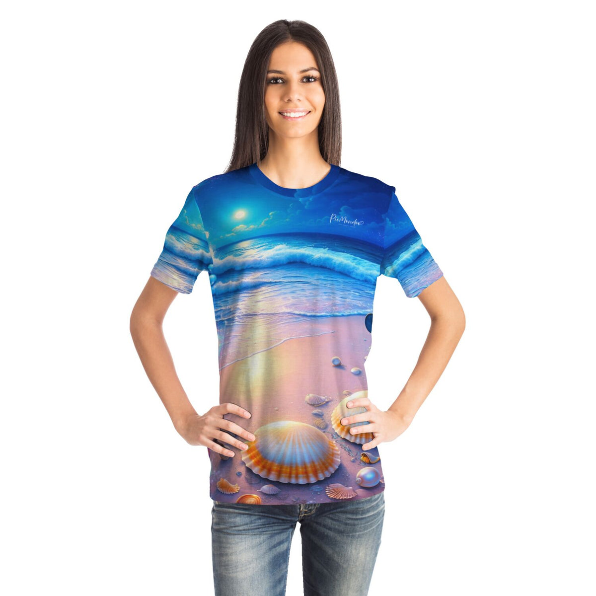 Frau trägt Dreamer T-Shirt mit Strand-Motiv bei Nacht, inspiriert von Diamond Painting und Malen nach Zahlen Designs