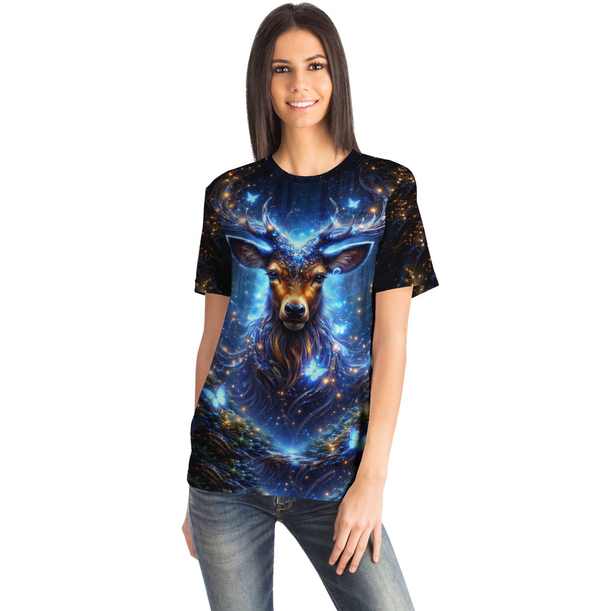 Frau trägt Dreamer T-Shirt Wächter des Waldes mit leuchtendem Hirsch-Motiv im Stil von Diamond Painting Kunstwerken