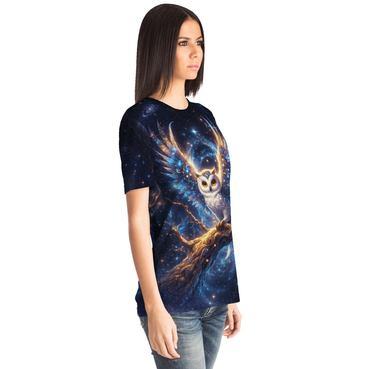 Frau trägt Dreamer T-Shirt mit leuchtendem Eulen Motiv – perfekt für Fans von Diamond Painting und Malen nach Zahlen Kunst.