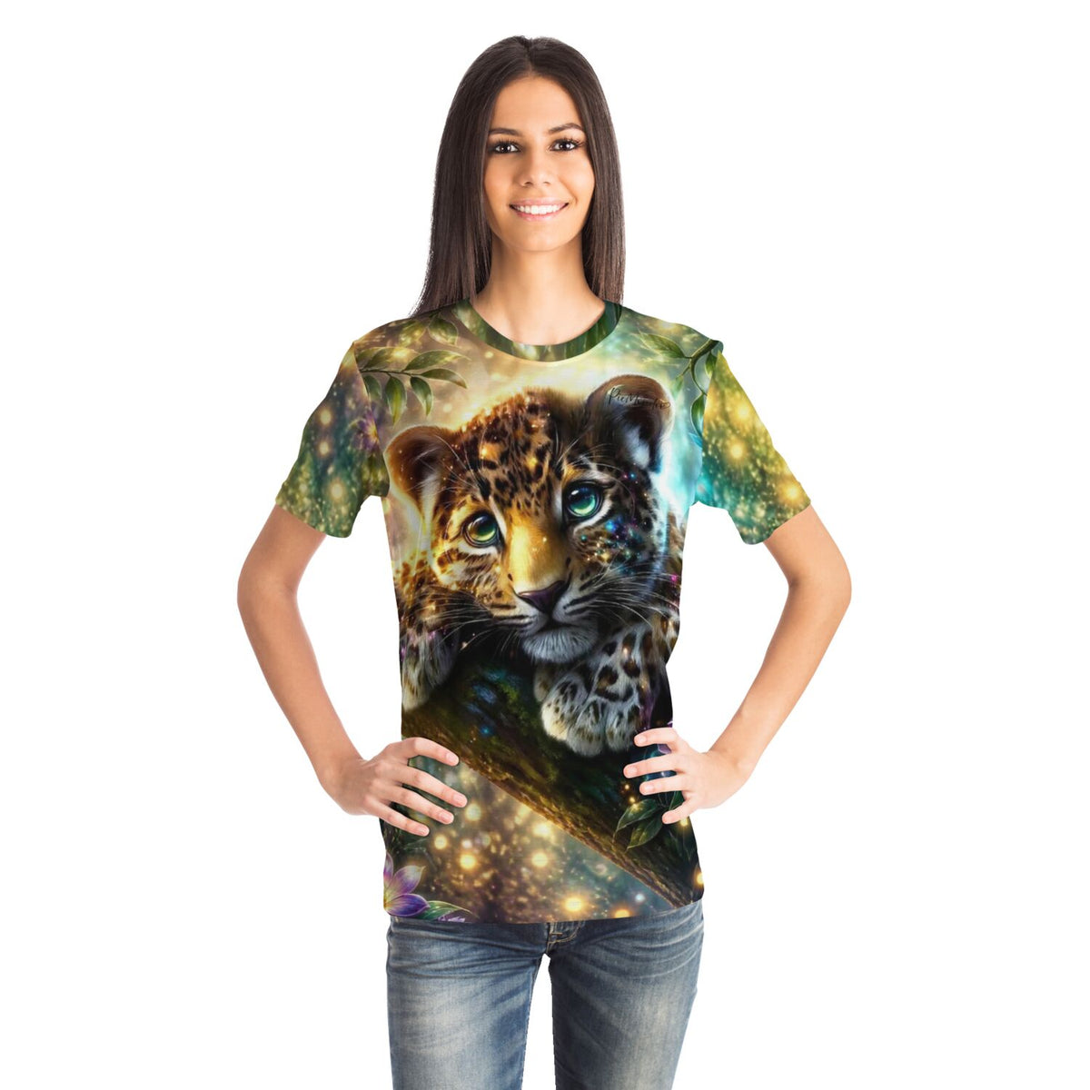 Frau trägt Dreamer T-Shirt mit liebevollem Leoparden-Motiv in magischem Wald, perfekt für Diamond Painting Kunst Fans.