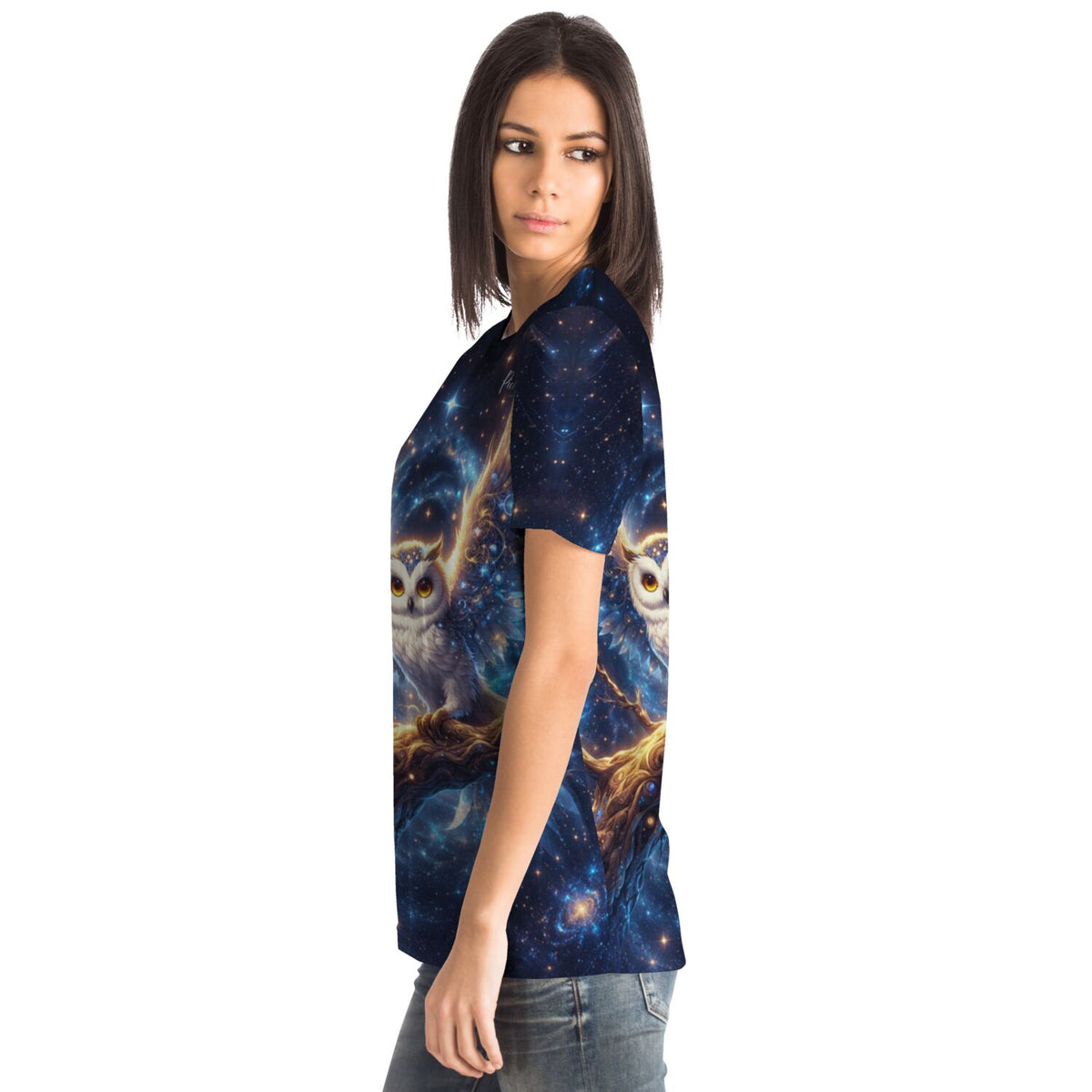 Frau trägt T-Shirt mit Eulen-Motiv im Weltraum Design. Passend für Fans von Malen nach Zahlen und Diamond Painting.