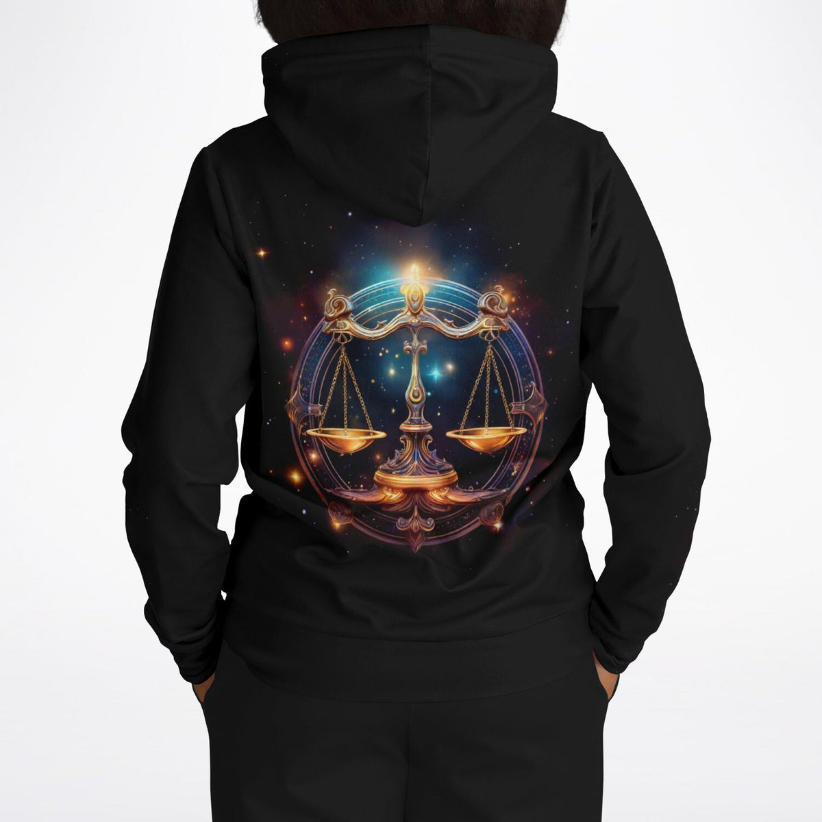 Schwarzer Dreamer Hoodie mit goldenem Waage-Sternzeichen Motiv und kosmischem Hintergrund für Astrologie-Fans