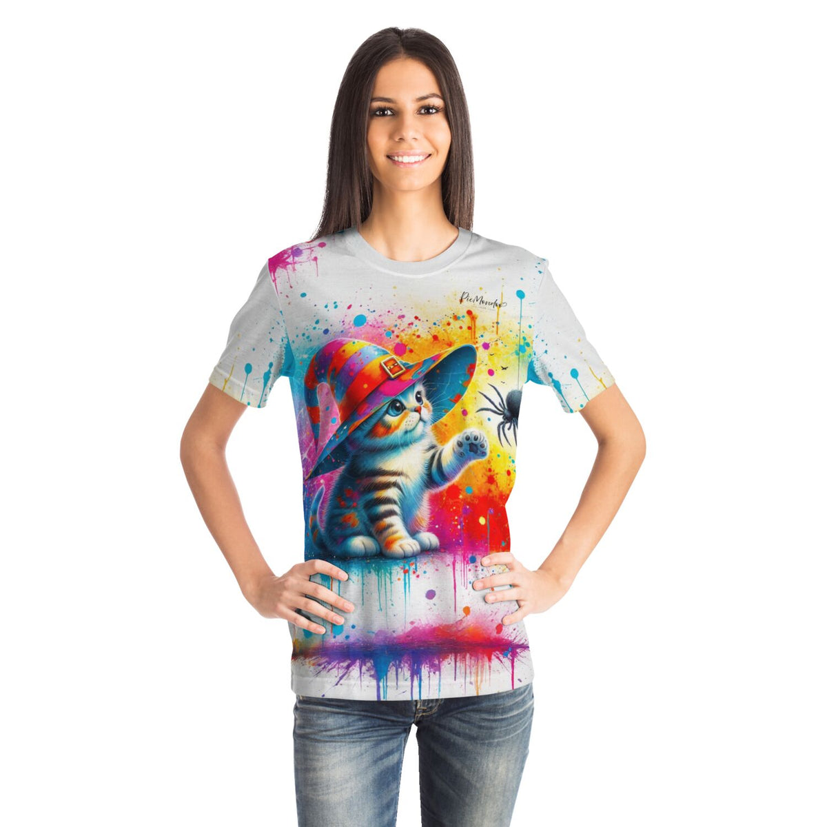 Frau trägt weißes T-Shirt mit buntem Zauberkatze-Motiv im Stil von Diamond Painting und Malen nach Zahlen Designs