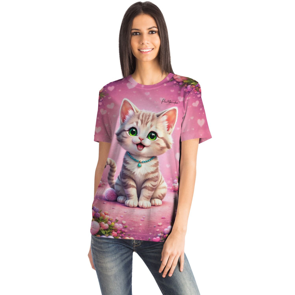 Frau trägt Dreamer T-Shirt Pippa mit süßem Kätzchen-Motiv, inspiriert von Designs für Diamond Painting und Bastelsets.