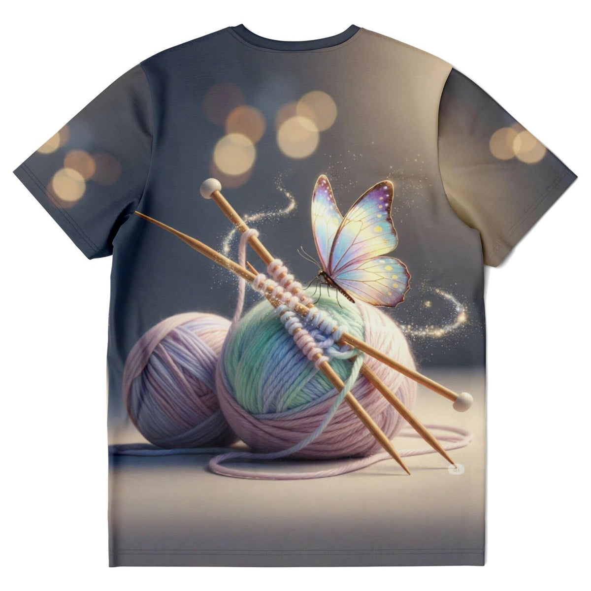 Dreamer T-Shirt mit Wollknäueln, Stricknadeln und leuchtendem Schmetterling, passend zum Diamond Painting und Bastelstil.