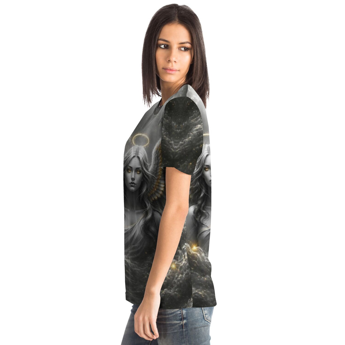 Frau trägt ein T-Shirt mit Golden Angel Motiv, inspiriert von kunstvollen Diamond Painting und Malen nach Zahlen Designs