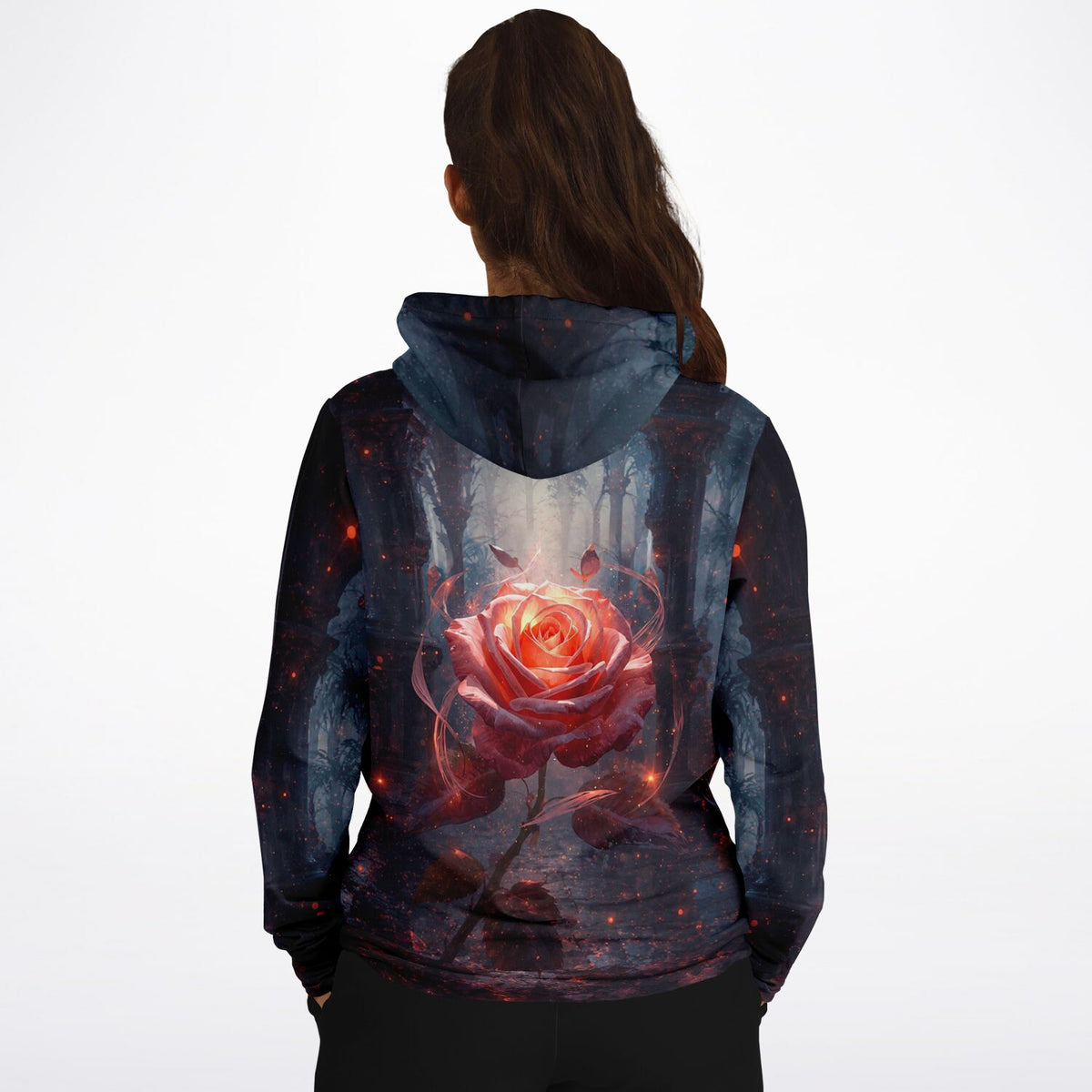 Dreamer Hoodie mit Herzflamme-Motiv, leuchtende Rose mit funkelnden Partikeln in dunklem Wald-Design für Damen