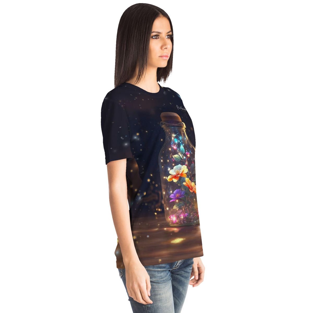 Frau trägt ein Dreamer T-Shirt mit leuchtendem Blütenzauber-Print, passend zum kreativen Stil unserer DIY-Kunstwerke.