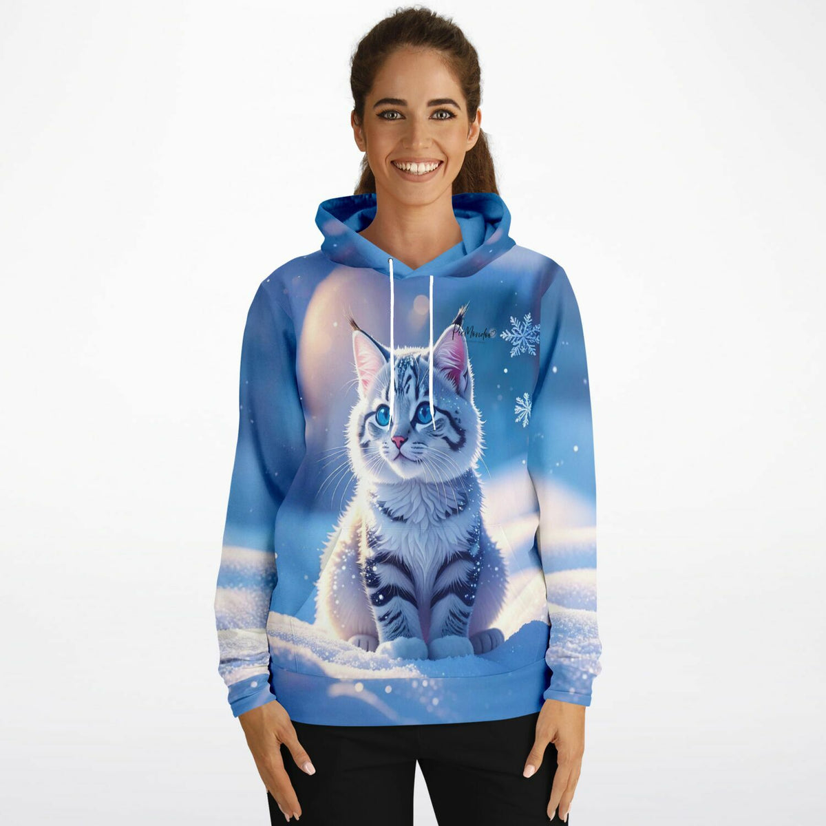 Frau trägt Dreamer Hoodie Schneegeist mit süßem Katzenmotiv im Winter-Design, passend zu Diamond Painting und Bastel-Style.