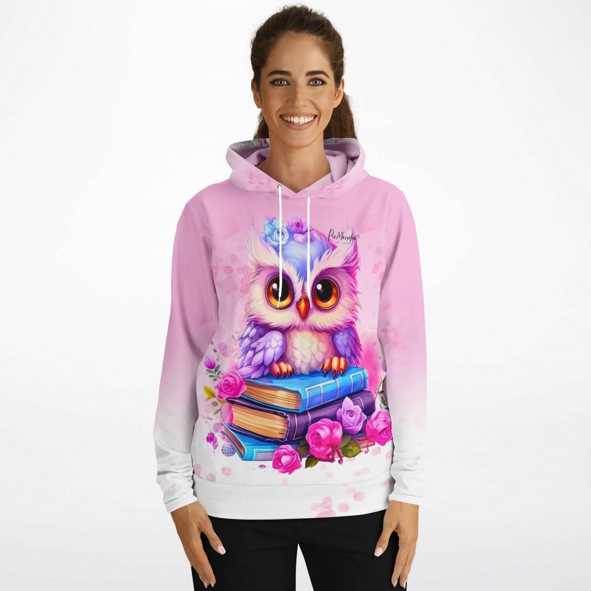 Frau trägt rosa Dreamer Hoodie mit süßem Eulen-Motiv auf Büchern, passend zum künstlerischen Stil von Diamond Painting.