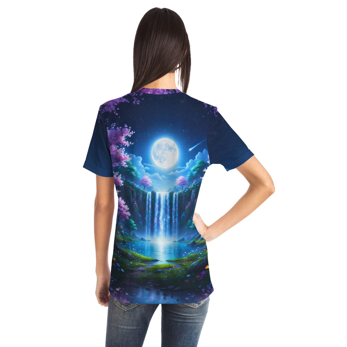 Frau trägt Dreamer T-Shirt mit Tal der flüsternden Wasser Motiv, ähnlich faszinierend wie Diamond Painting oder Malen