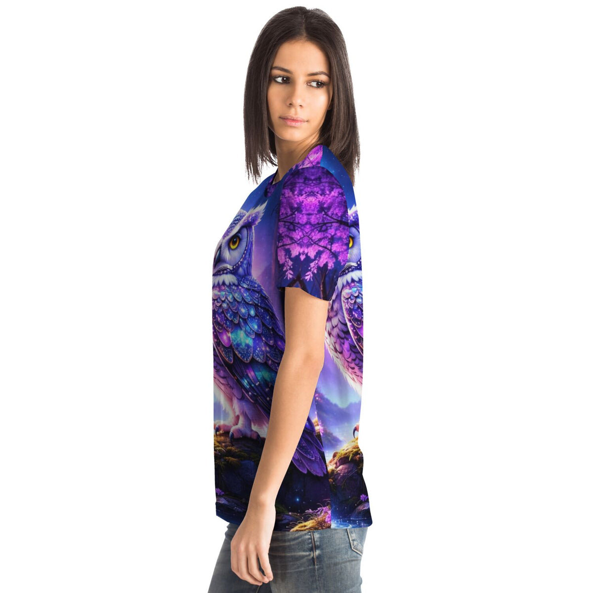 Frau trägt Dreamer T-Shirt mit mystischem Eulen-Motiv im Stil von Diamond Painting und Malen nach Zahlen Kunstwerken