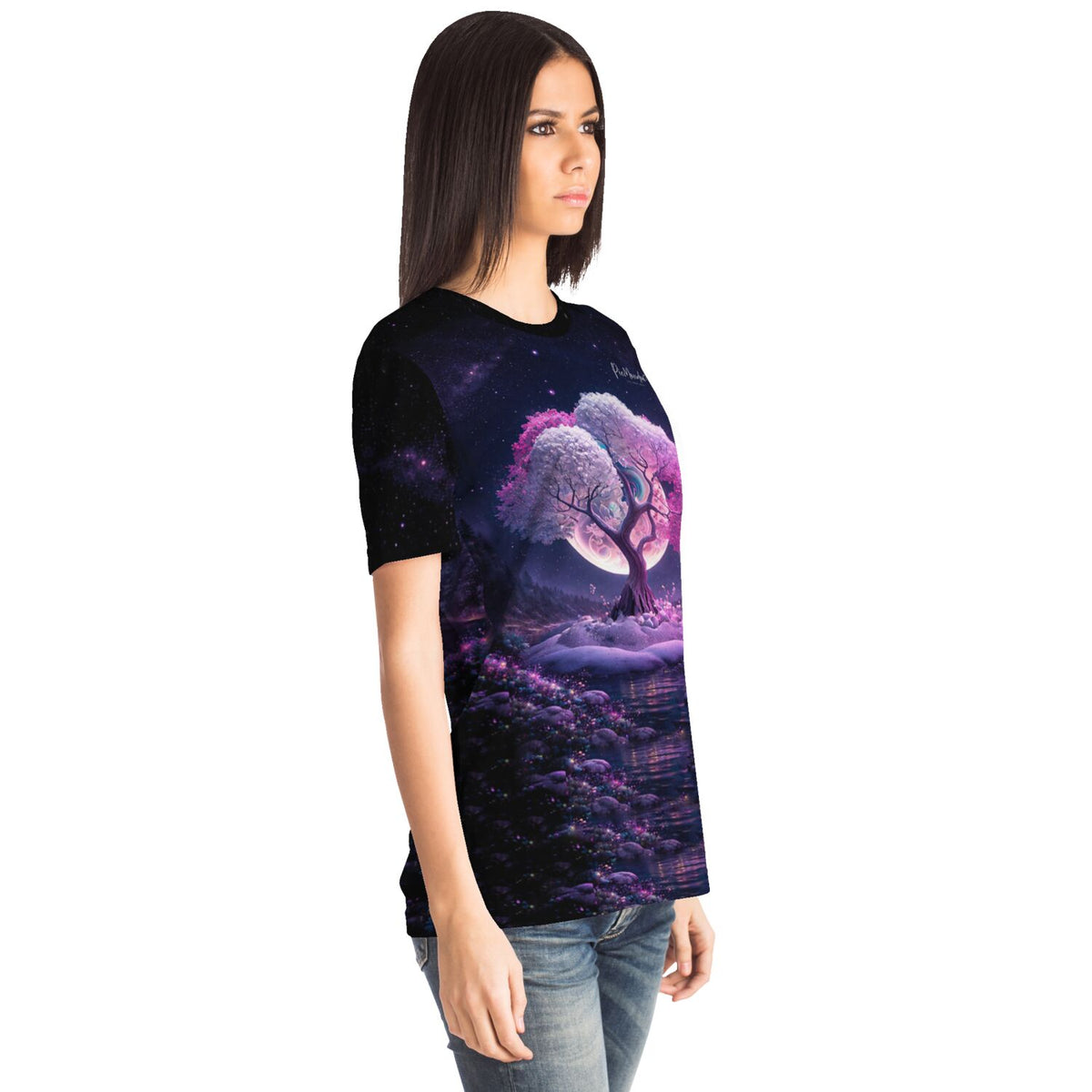 Frau trägt Dreamer T-Shirt mit Pink Tree at Night Motiv, passend zu Diamond Painting und Malen nach Zahlen Designs.