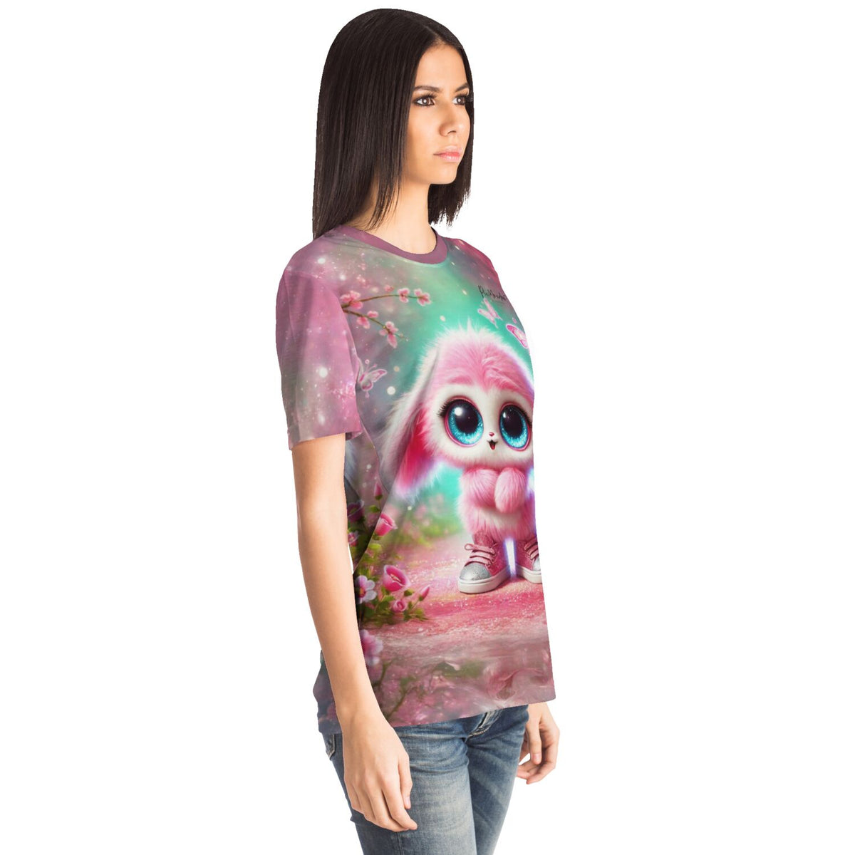 Frau trägt ein Dreamer T-Shirt mit Pink Fluffel Knuffel Motiv, passend im Stil zu Diamond Painting und Malen nach Zahlen