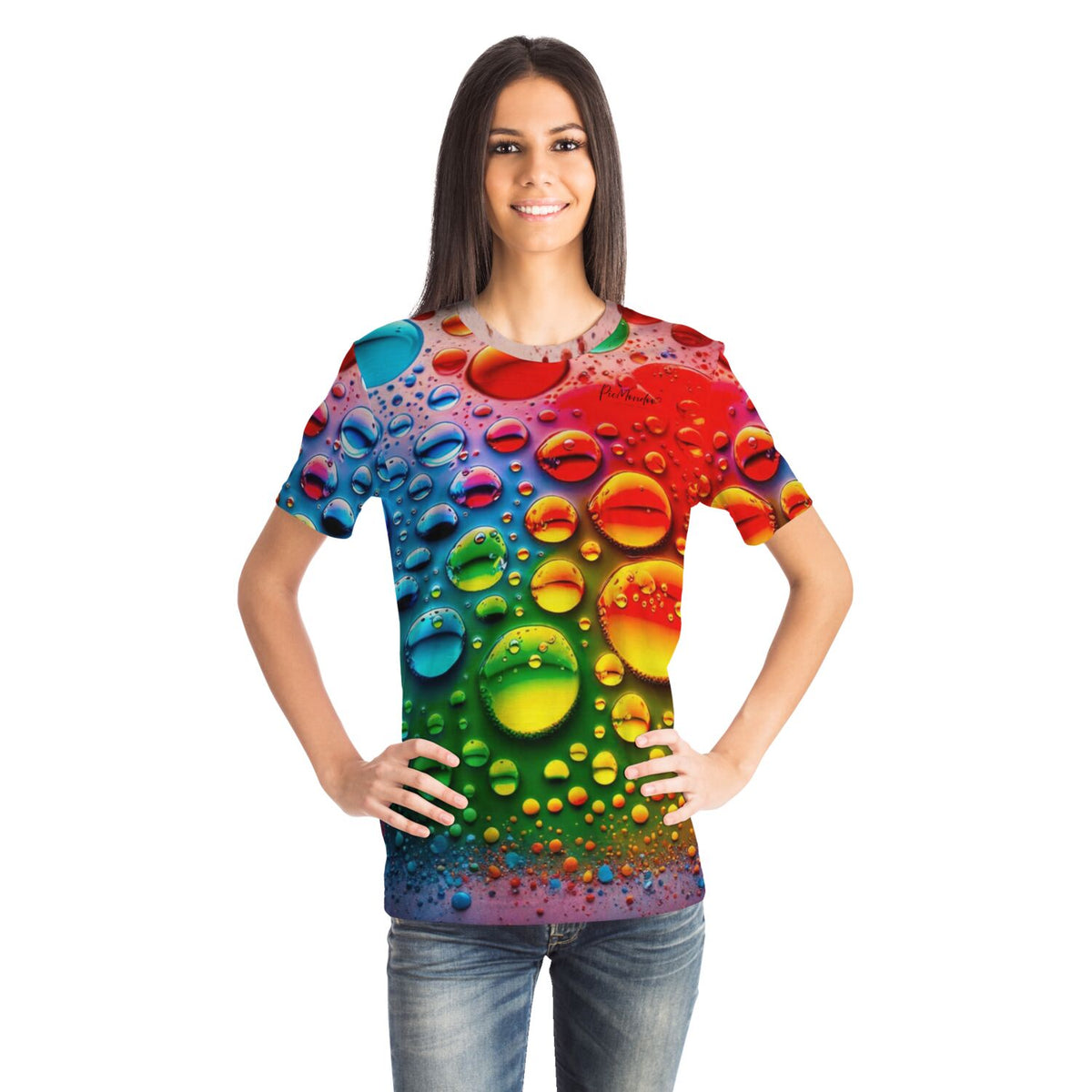 Frau trägt T-Shirt mit farbenfrohem Regenbogen-Regentropfen-Motiv, inspiriert durch Diamond Painting und Kreativ-Designs.