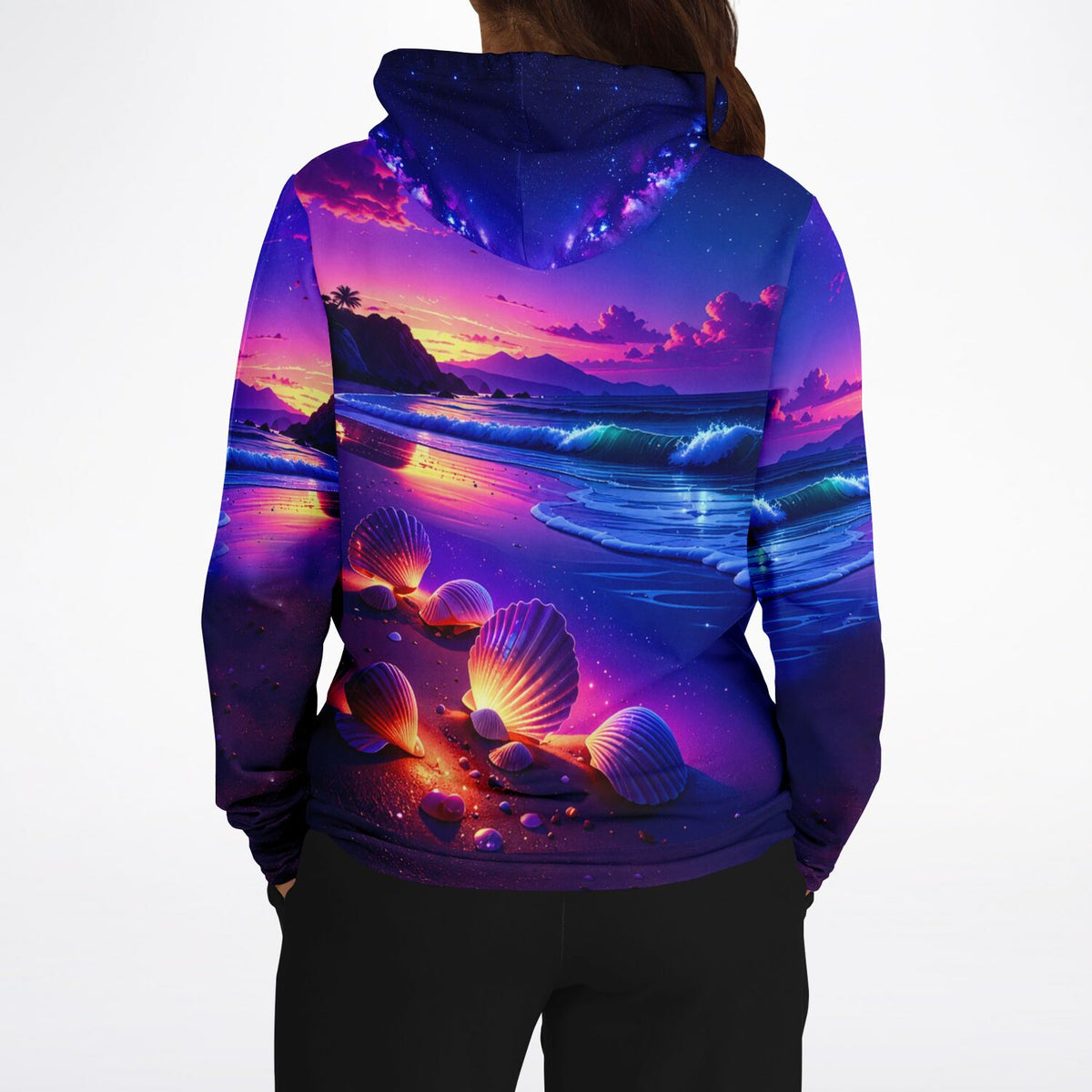 Dreamer Hoodie mit leuchtendem Wunschmuscheln-Motiv, Strand bei Sonnenuntergang und lebendigen Farben im AOP-Design