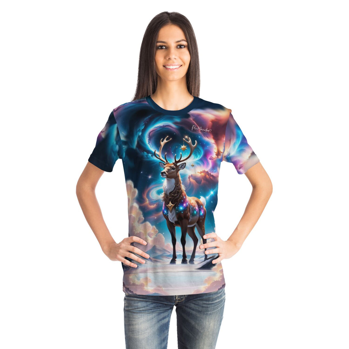 Frau trägt Dreamer T-Shirt mit Rentier-Motiv im galaktischen Design, inspiriert durch Diamond Painting Kunstwerke.