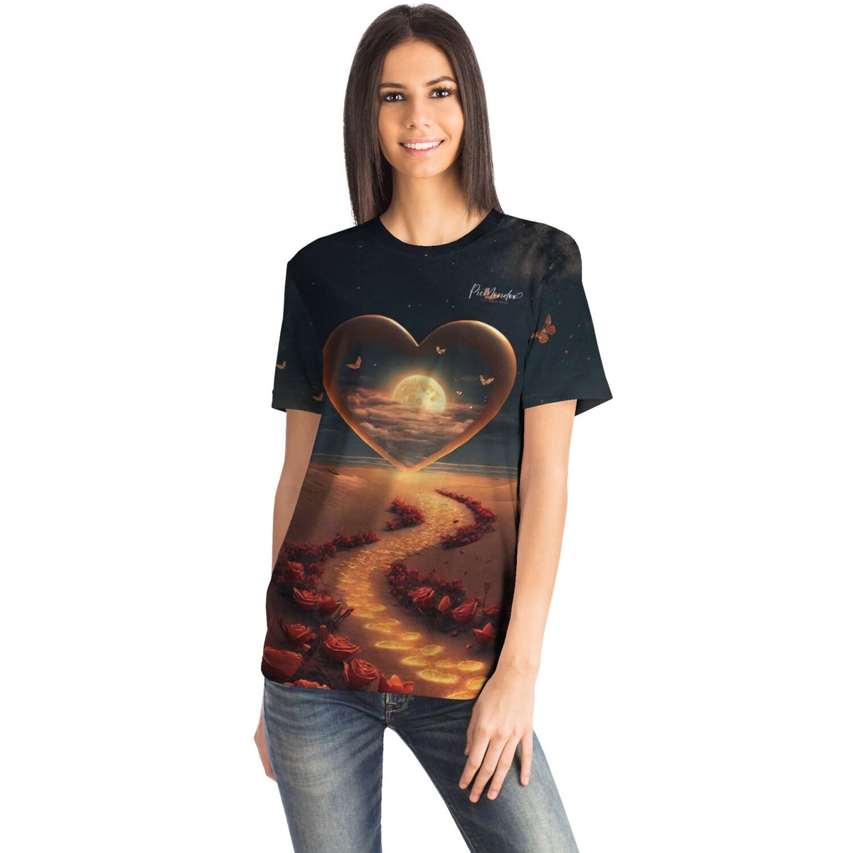 Frau trägt Dreamer T-Shirt Weg der Liebe mit Herz-Motiv, inspiriert von Diamond Painting und Malen nach Zahlen Designs