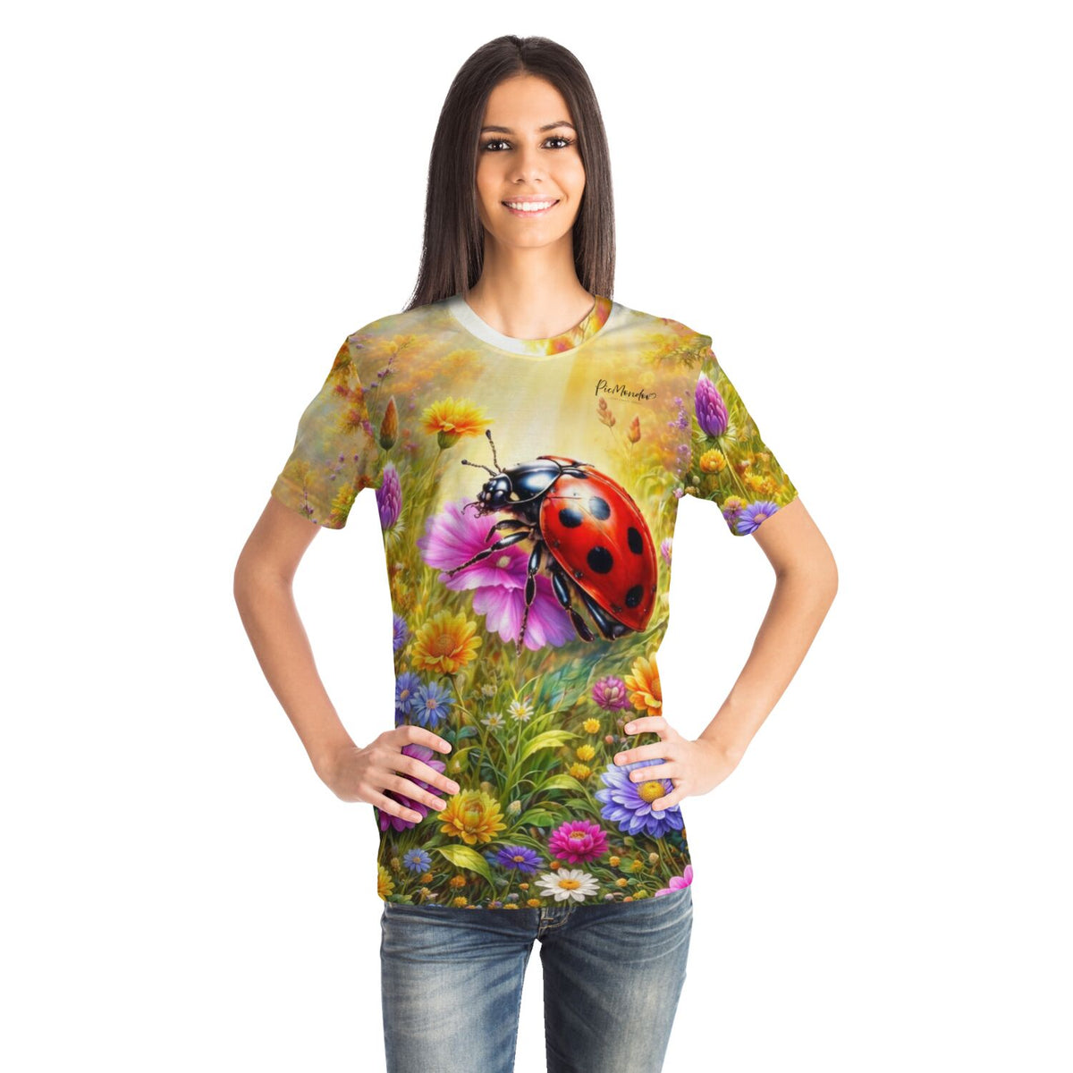 Frau trägt Dreamer T-Shirt mit buntem Marienkäfer-Motiv, inspiriert von Diamond Painting und Malen nach Zahlen Designs.