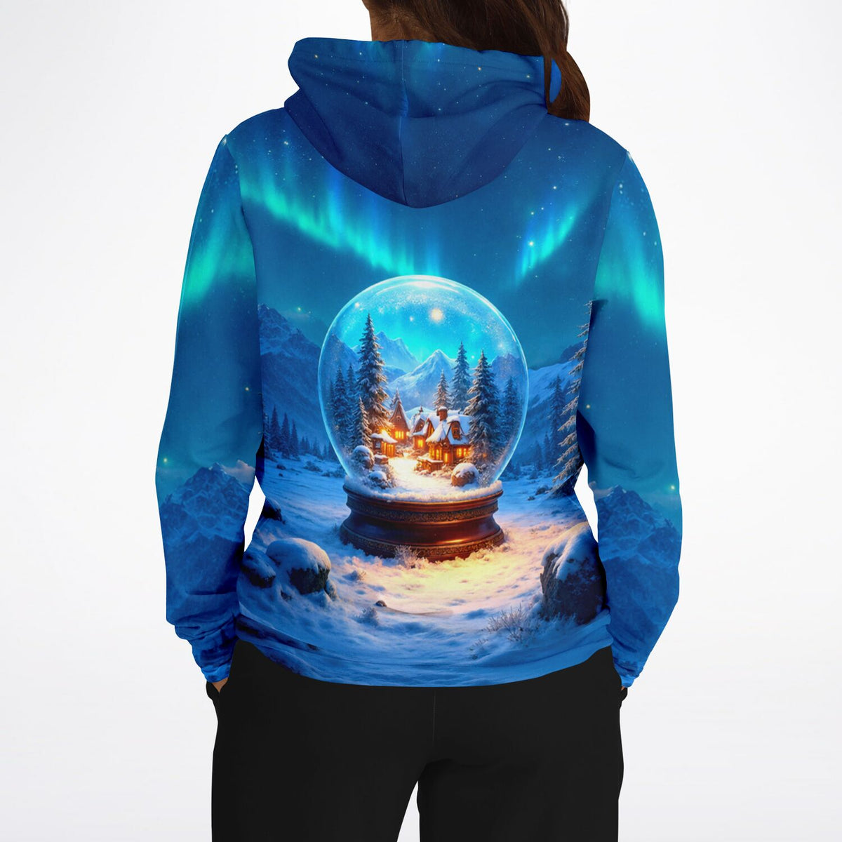 Dreamer Hoodie mit Schneekugel-Motiv, beleuchteter Winterlandschaft und Polarlichtern, ideal für kreative Fans.