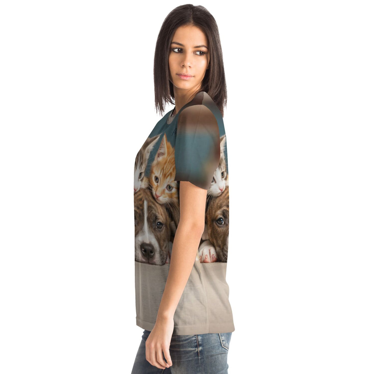 Frau trägt Dreamer T-Shirt mit Friends for Life Tier-Motiv, perfekt für Fans von Malen nach Zahlen und Diamond Painting