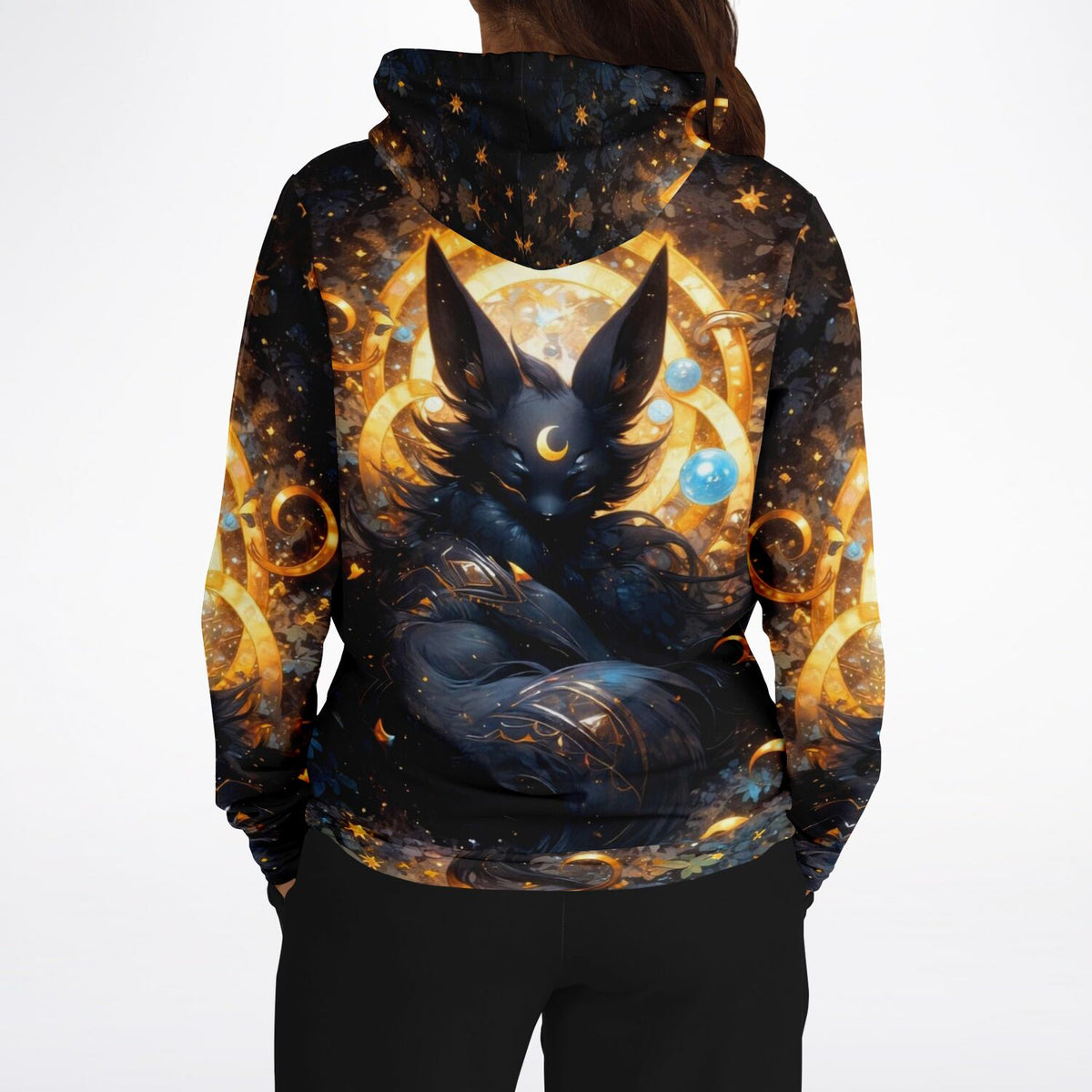 Dreamer Hoodie mit mystischem Nachtwesen-Motiv, Sternenhimmel und goldenen Symbolen im künstlerischen All-over-Print Design