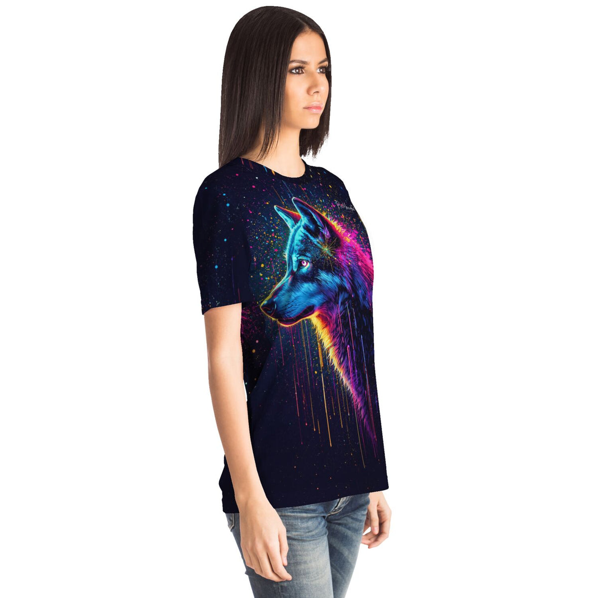 Frau trägt Dreamer T-Shirt mit buntem Wolf-Motiv, das an den künstlerischen Look von Malen nach Zahlen erinnert.