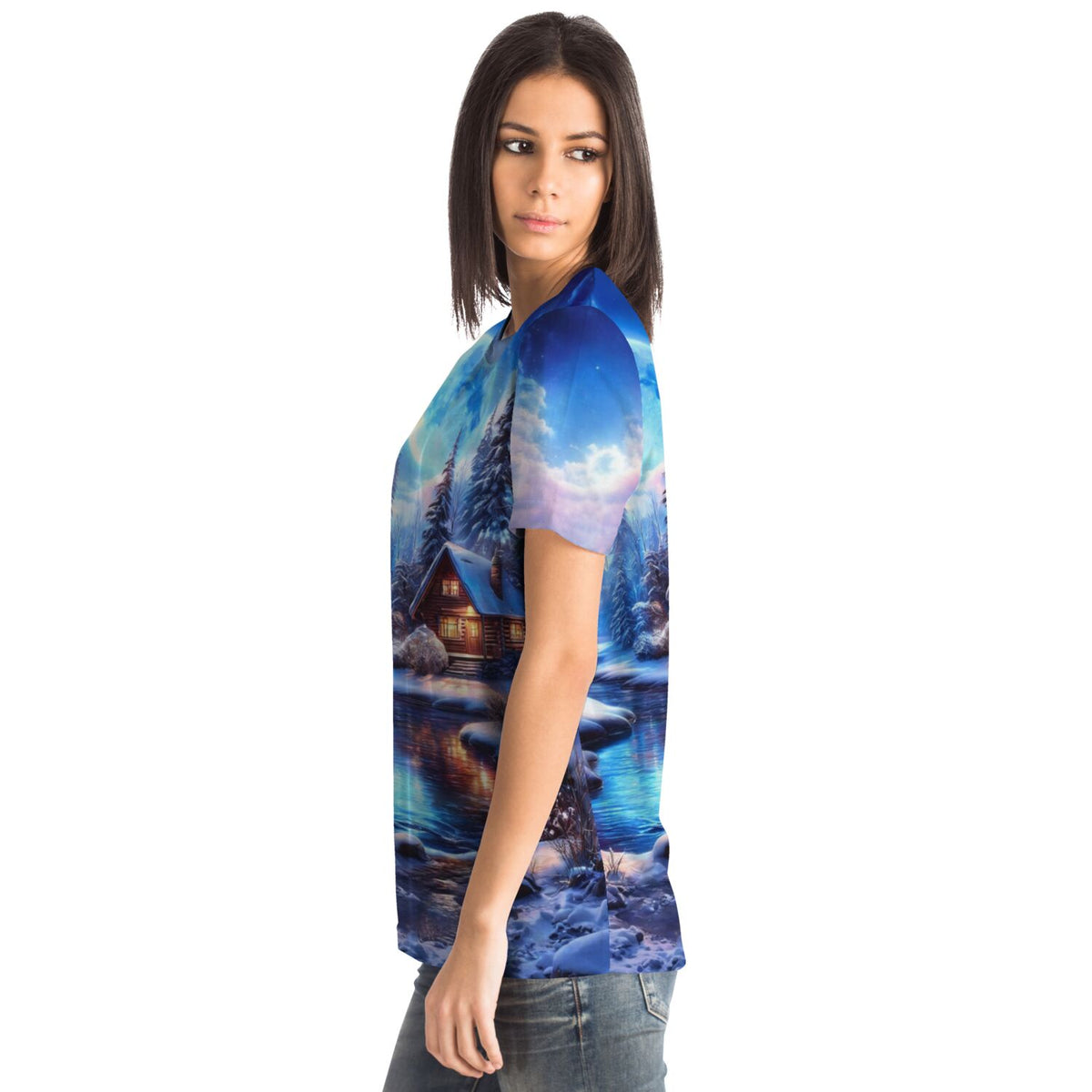 Frau trägt T-Shirt mit verträumtem Winterlandschaft-Motiv, das an Diamond Painting und Malen nach Zahlen erinnert.