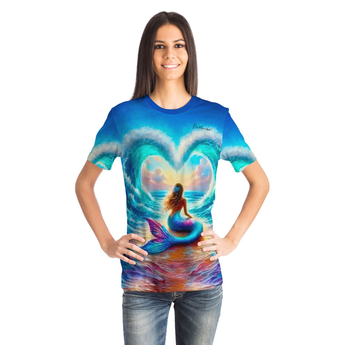 Frau trägt blaues Meerjungfrau-T-Shirt mit herzförmiger Meereswelle, passend zu künstlerischen Diamond Painting Motiven.