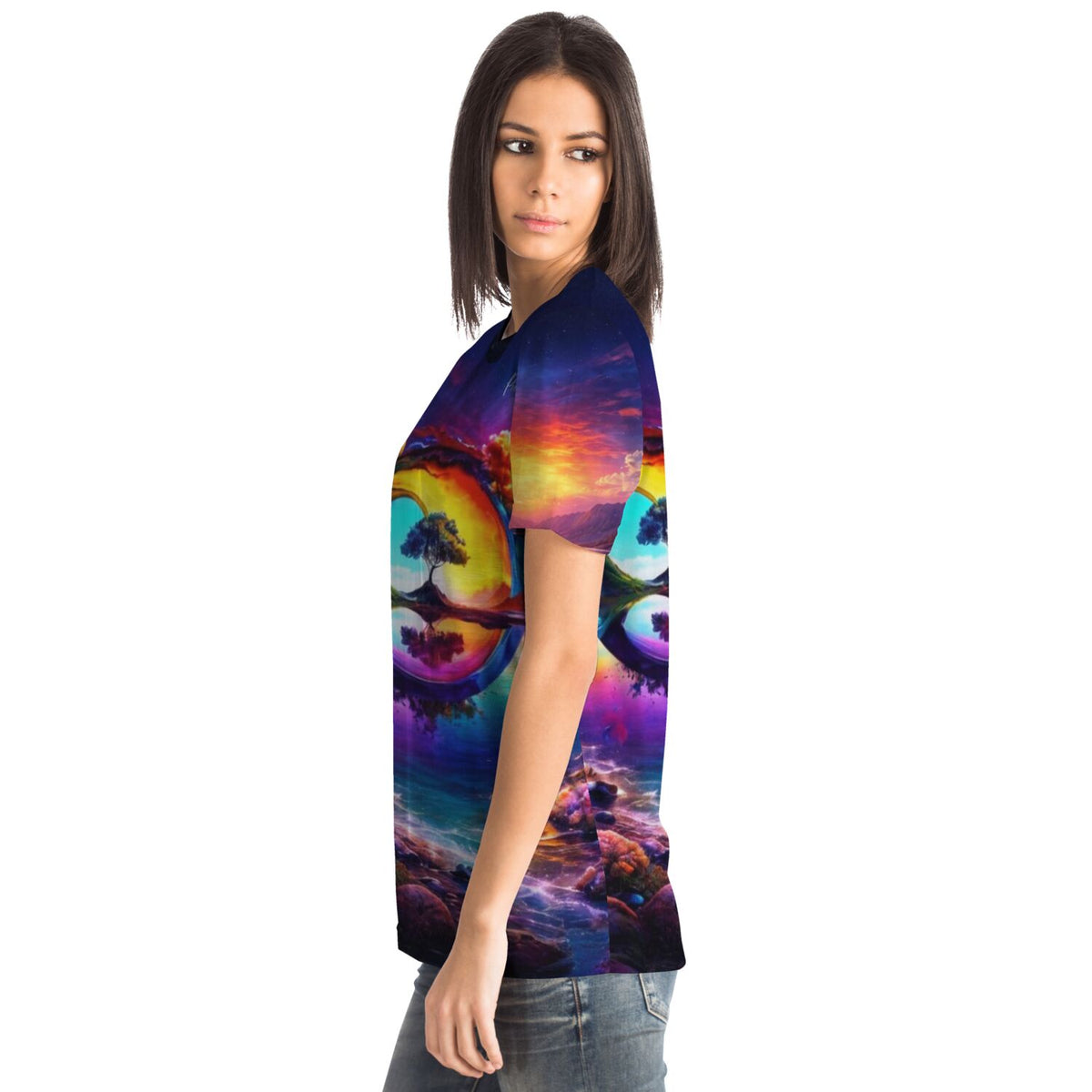 Frau trägt Dreamer T-Shirt mit farbenfrohem Fantasy-Motiv, das an Diamond Painting und Malen nach Zahlen Kunst erinnert.