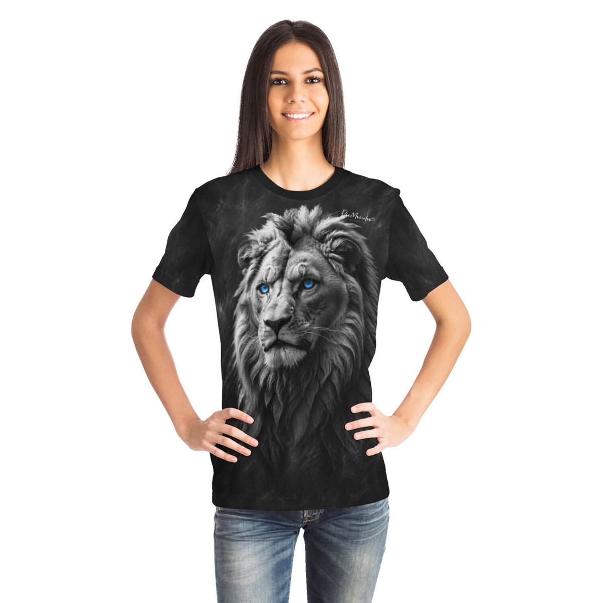 Frau trägt ein schwarzes T-Shirt mit Löwen-Print und strahlend blauen Augen – ideal für Fans von Diamond Painting Motiven