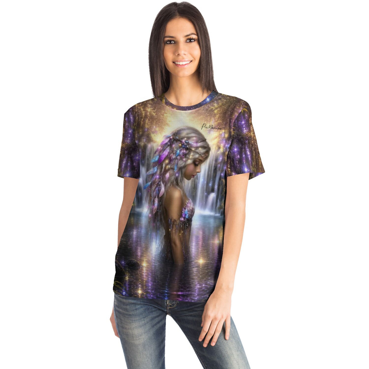 Frau trägt Dreamer T-Shirt mit mystischem Wasserfall-Motiv im Stil von Diamond Painting und Malen nach Zahlen Designs