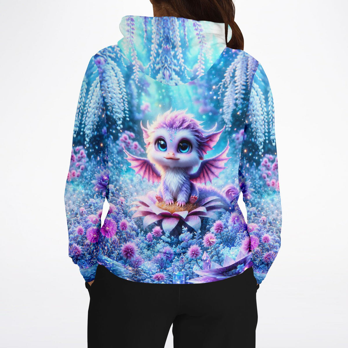 Hoodie mit süßem Drachen-Motiv in magischer Blumenlandschaft, inspiriert von Diamond Painting und Fantasy-Art.