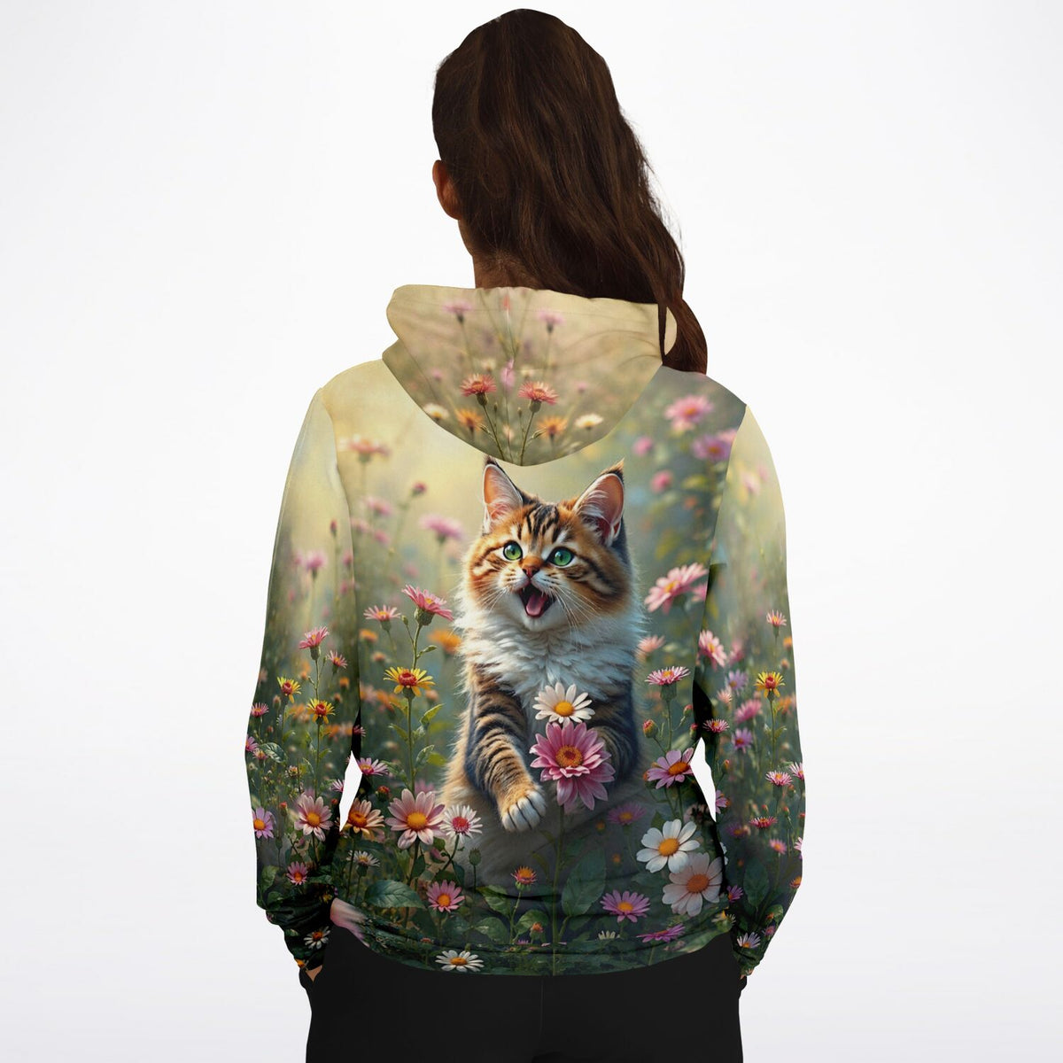 Dreamer Hoodie mit weicher, spielender Katze in bunter Blumenwiese, perfekt für Kunst-Fans wie Malen nach Zahlen Motive.