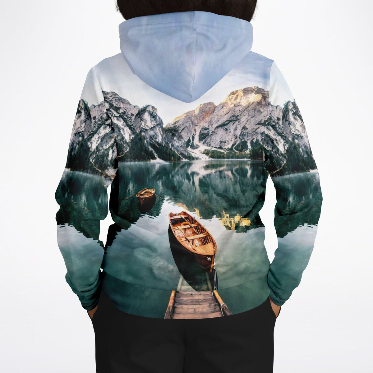 Hoodie mit Bootsmotiv am idyllischen Bergsee, passend zum künstlerischen Design von Diamond Painting und Malen nach Zahlen.