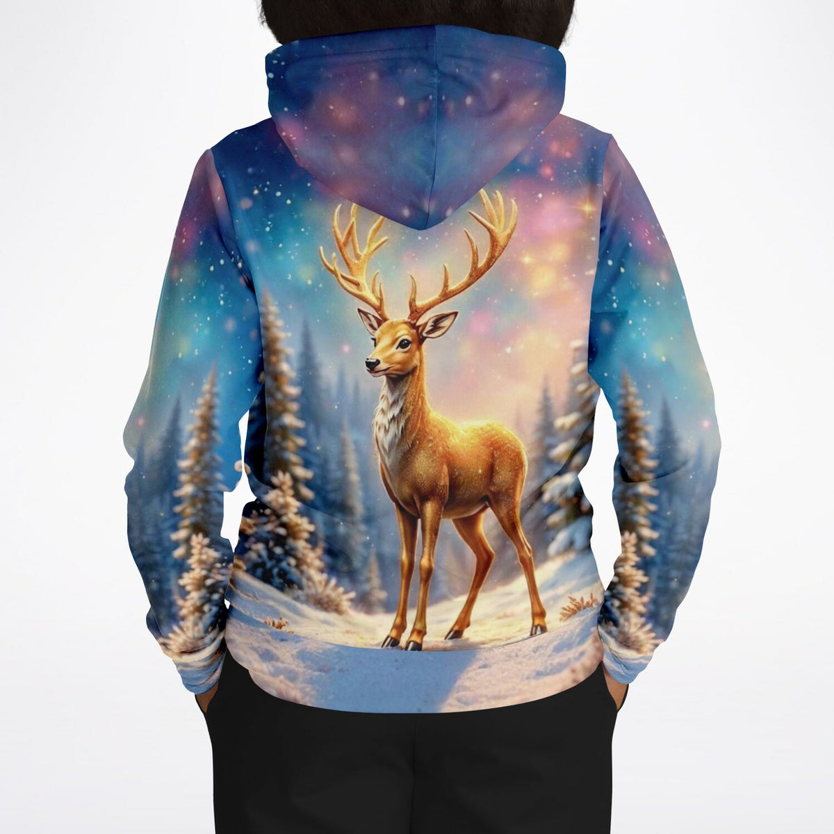 Dreamer Hoodie mit goldenem Hirsch Motiv vor einer verschneiten Winterwald-Landschaft mit leuchtendem Nachthimmel