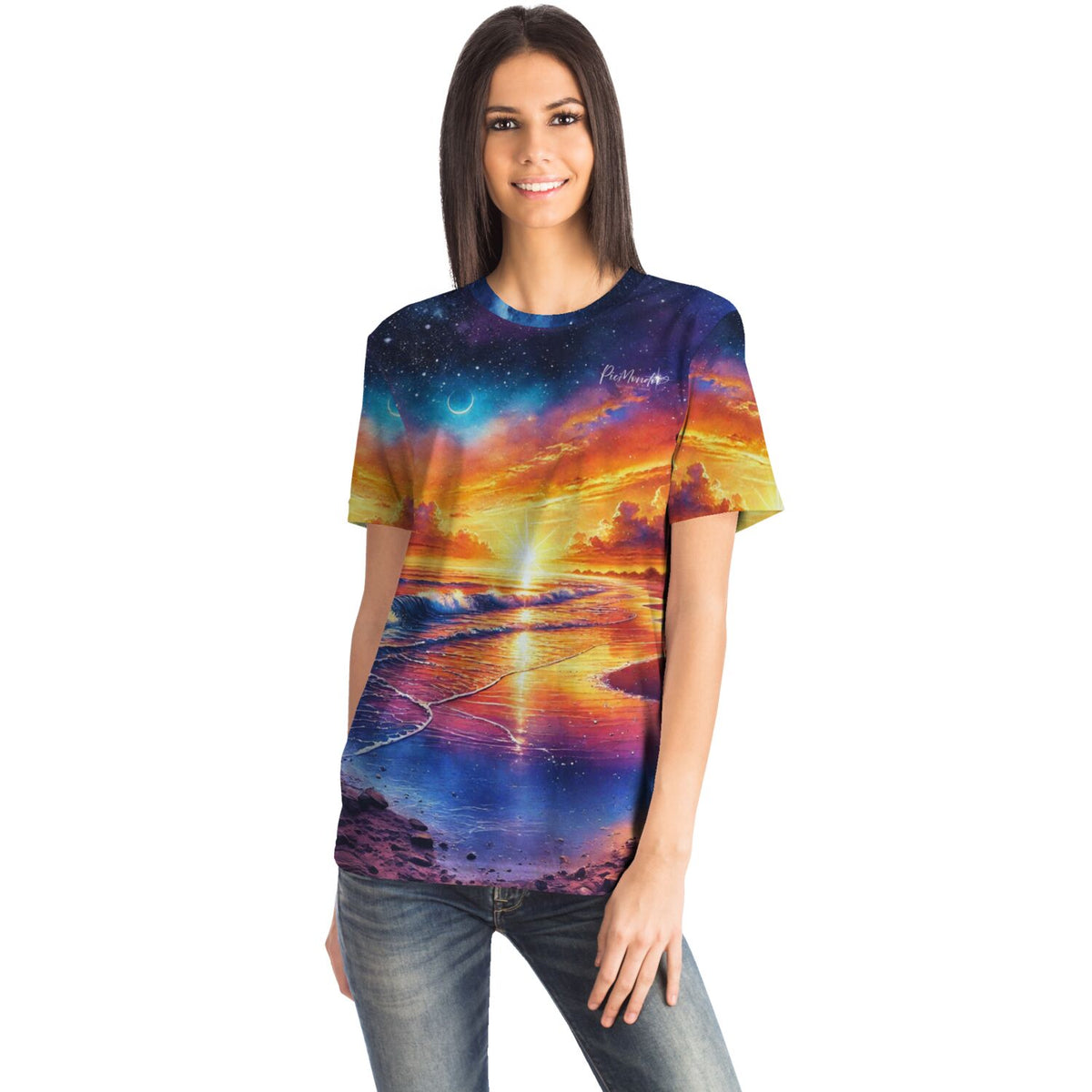 Frau trägt Dreamer T-Shirt mit buntem Sonnenuntergang am Strand Motiv, passend zu Diamond Painting und Kunst-Styles.
