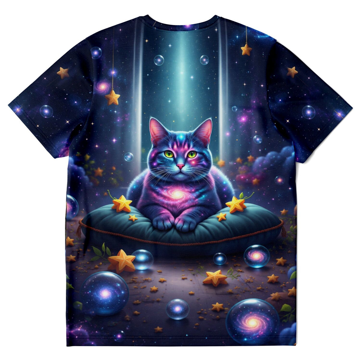 Dreamer T-Shirt Wächterin Andromeda mit magischer Weltraum-Katze auf Kissen und kosmischen Sternenelementen