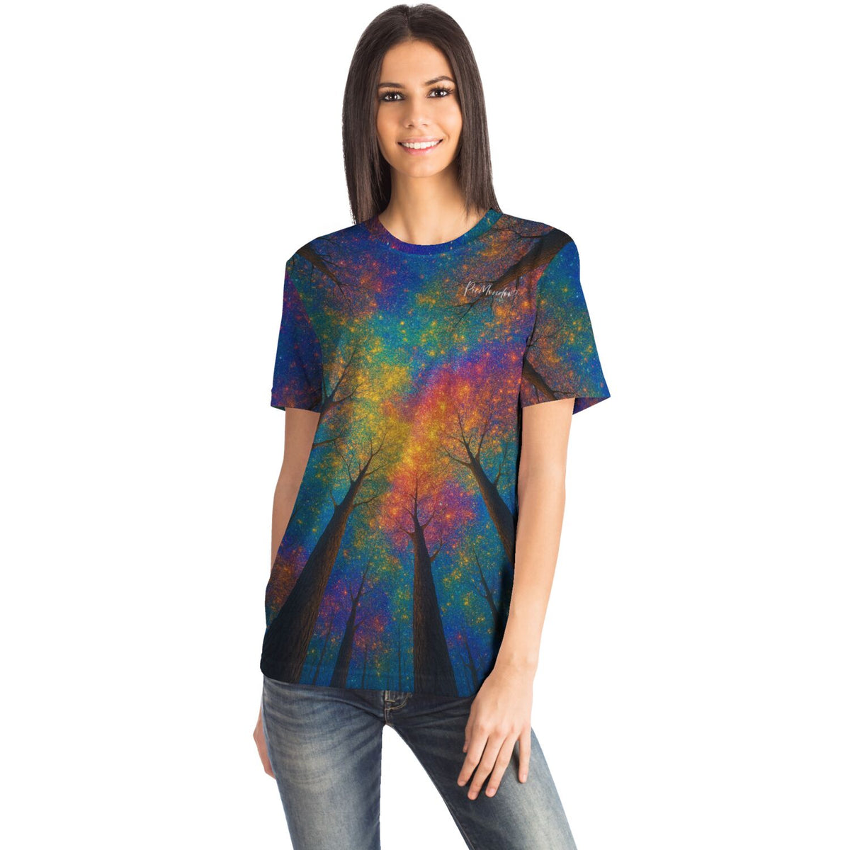 Frau trägt Dreamer T-Shirt mit buntem Regenbogenwald-Motiv für DIY-Fans von Diamond Painting und Malen nach Zahlen