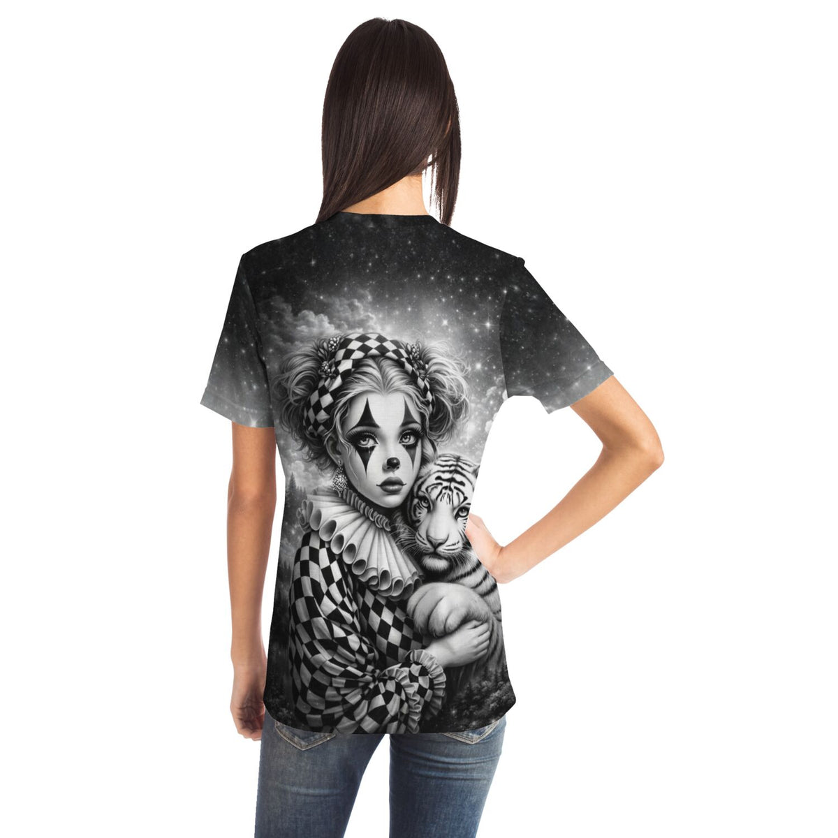 Frau trägt Dreamer T-Shirt mit Maskerade Motiv im Stil von Malen nach Zahlen und Diamond Painting Kunstwerken