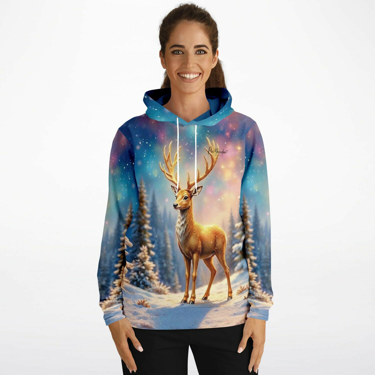 Frau trägt Dreamer Hoodie mit Golden Hirsch Motiv im verschneiten Winterwald Design