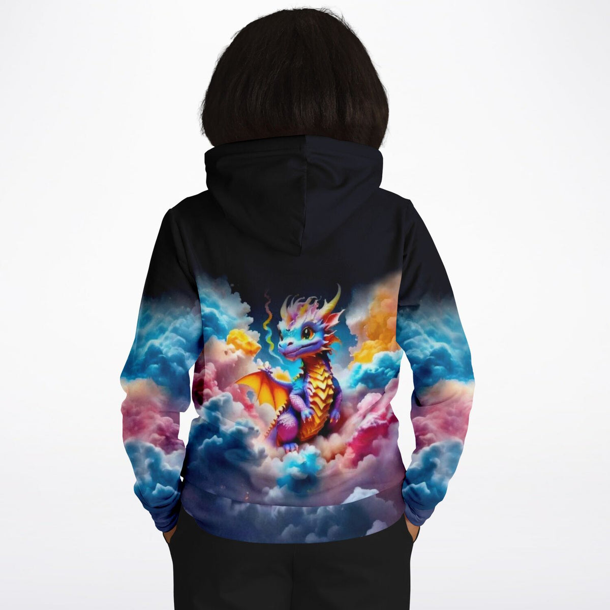 Schwarzer Hoodie mit buntem Baby Drache Motiv im Wolken-Design, perfekt für Fans von Diamond Painting und Fan-Art.