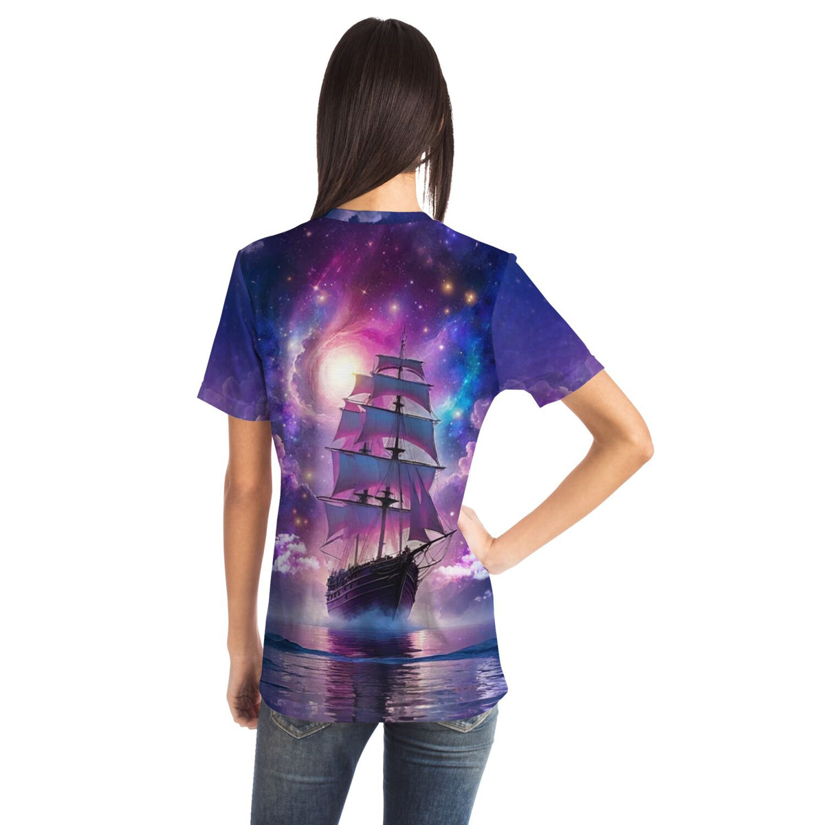Frau trägt T-Shirt mit Starlight Ocean Motiv, ideal für Fans von Diamond Painting und Malen nach Zahlen Kunstwerken