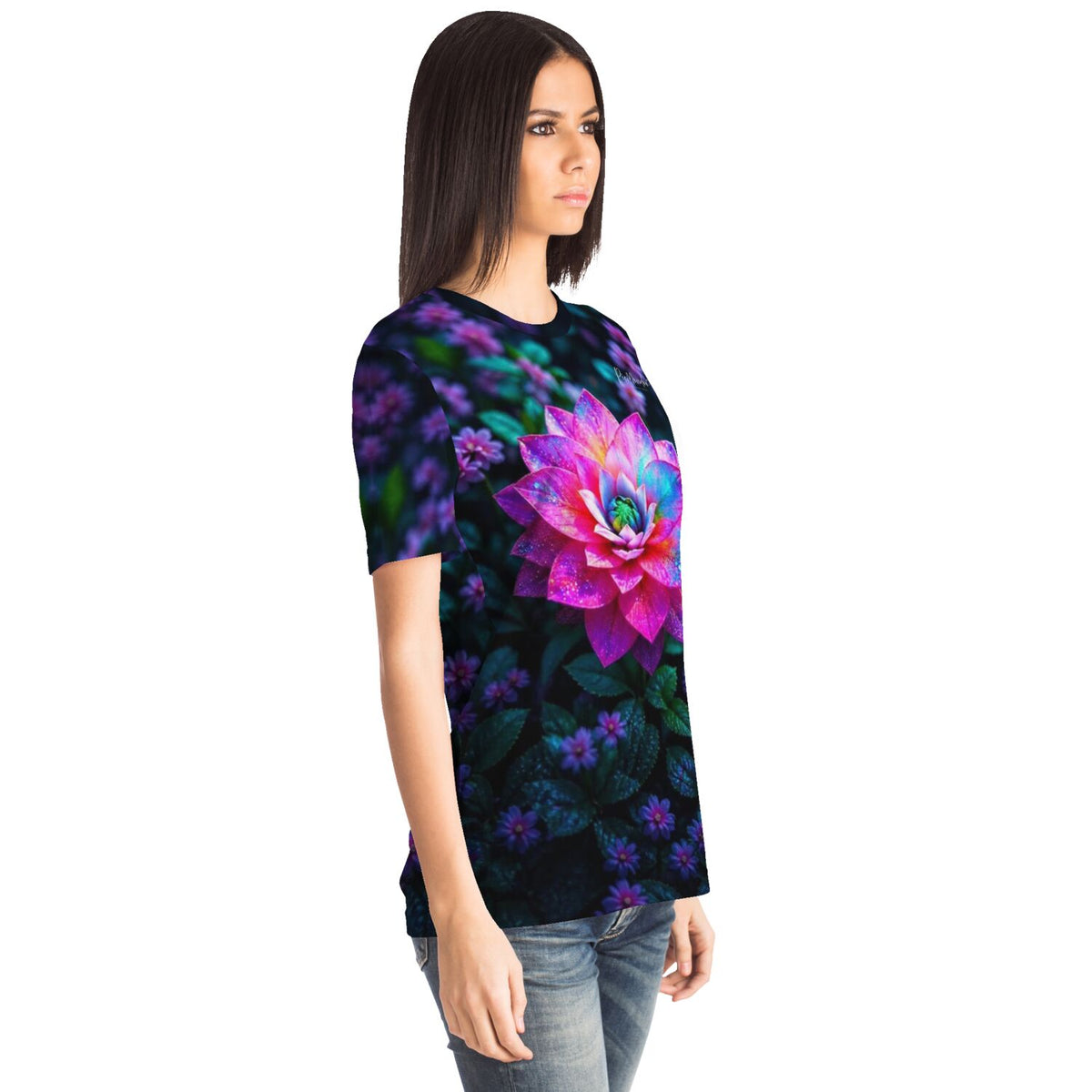 Frau trägt Dreamer T-Shirt mit Sternenstaub Lotus Motiv in leuchtenden Farben, ähnlich hochwertigem Diamond Painting Design